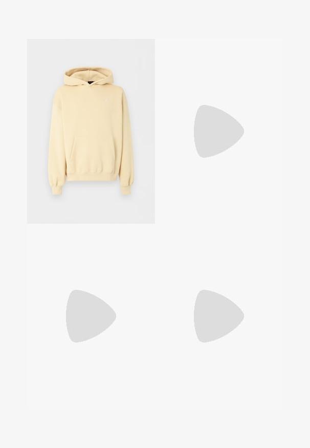 Sweat à capuche beige avec poche kangourou à l'avant et petit logo Jordan blanc sur la poitrine gauche, présenté sur fond uni.; T-shirt en coton noir avec un graphisme représentant des mains en fil de fer et un globe, orné d'un logo orange et rouge au centre. Accents audacieux de flammes.; Pantalon noir orné d'un collage d'images de basketball, montrant principalement un joueur en maillot rouge. Tissu lisse avec des graphismes vifs et contrastés.; Baskets de sport blanches avec dessus en maille, accents texturés et semelle rembourrée. Associées à des chaussettes côtelées noires sur une surface en moquette bleue.