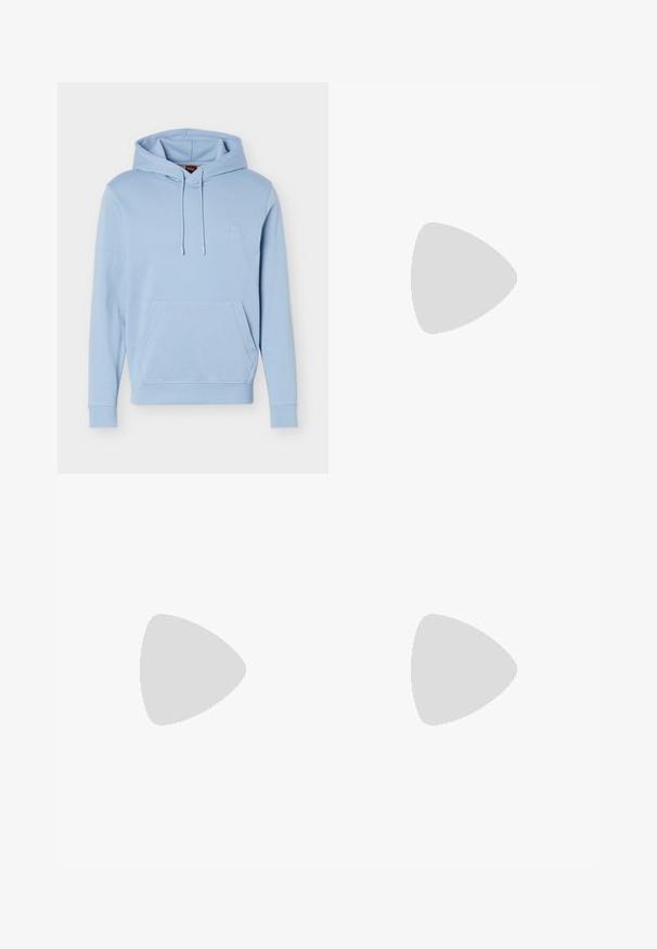 Sweat à capuche bleu clair avec poche kangourou à l'avant et capuche à cordon de serrage, arborant un logo subtilement embossé sur la poitrine.; Pantalons noirs en tissu lisse, avec une coupe droite, des plis à l'avant et une fermeture à bouton avec passants de ceinture.; Bottine en cuir noir avec des panneaux latéraux élastiques, bout rond et tirette. Texture lisse, semelle plate, design minimaliste.; Sac de voyage en cuir noir avec deux poignées supérieures, une bandoulière amovible et une poche avant zippée pour un espace de rangement supplémentaire.