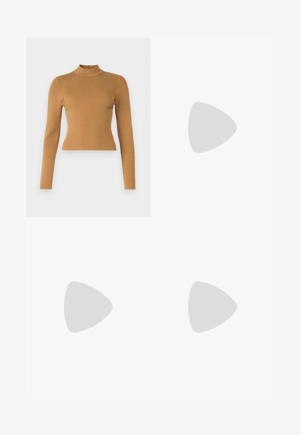 Haut col roulé côtelé de couleur brun chaud. Il dispose de manches longues, d'une coupe ajustée et d'une petite fermeture éclair au dos. Texture lisse.; Jean large bleu clair en denim, doté de deux poches arrière, d'une taille haute et d'un ourlet légèrement effiloché.; Sandale à talon kitten écaille de tortue marron avec bride entre les orteils et bout carré sur un fond clair uni.; Sac à bandoulière en daim marron avec une sangle courte, une fermeture éclair et des détails de couture courbes subtils.