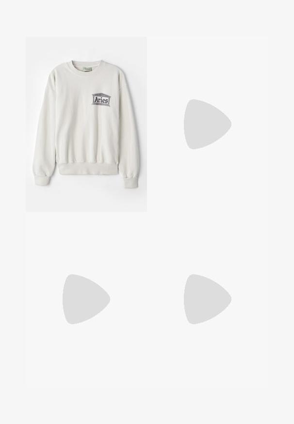 Cremefarbener Sweatshirt aus weichem Stoff, mit rundem Halsausschnitt und gerippten Bündchen. Es verfügt über ein graues, gedrucktes "Aries"-Logo.; Schwarzes Tanktop aus einem glatten, dehnbaren Material. Verfügt über einen runden Halsausschnitt und keine Ärmel, mit einer engen Passform und einfachem Design.; Schwarze Denim-Jeans mit geradem Bein, fünf Taschen und Druckknopfverschluss. Glatte Textur mit dezenten Nähten.; Paul Smith COMO - Sneaker low - black