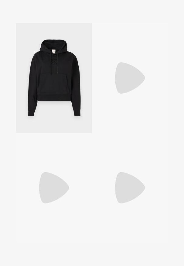 Μαύρο cropped hoodie φτιαγμένο από μαλακό ύφασμα, διαθέτει μπροστινή τσέπη καγκουρό, κουκούλα με κορδόνι, και μια διακριτική κεντητή λογότυπο στο στήθος.; Μαύρο ριμπ μπλουζάκι με κοντά μανίκια Calvin Klein, με στρογγυλή λαιμόκοψη και διακριτικό κεντημένο λογότυπο στο στήθος, σε μονόχρωμο φόντο.; Άσπρο τζιν με ίσια γραμμή, διαθέτει τσέπες μπροστά και πίσω, θηλιές για ζωνάκι, κούμπωμα με κουμπί και εμφανείς ραφές.; Μαύρη δερμάτινη μπότες μέχρι τον αστράγαλο με μυτερή μύτη, τετράγωνη φτέρνα και λουρί με μεταλλικό λογότυπο. Λείος υφή και μίνιμαλ σχέδιο.