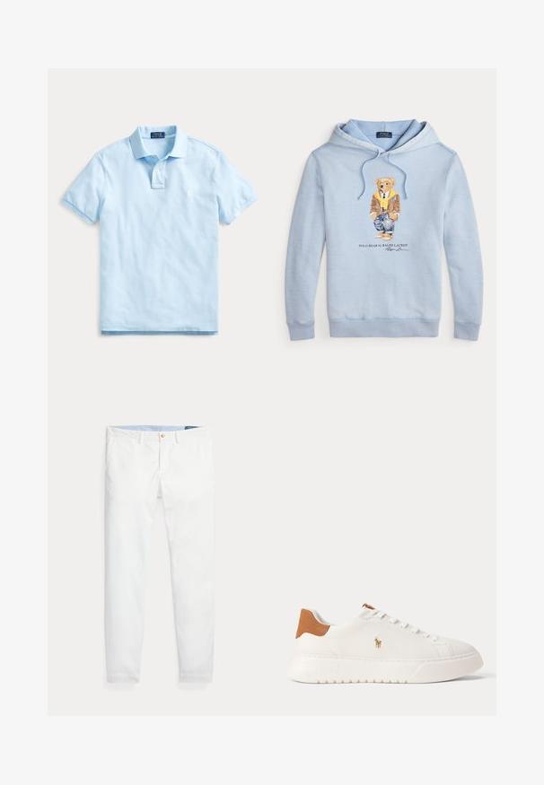 Svetlo modrá mikina s kapucňou, na ktorej je medveď s okuliarmi, žltým šálom, hnedou bundou, džínsami a teniskami, s textom "Polo Bear by Ralph Lauren" nižšie.; Svetlomodré polokošeľa s krátkym rukávom, golierom, zapínaním na dva gombíky a jemným vyšitým logom na ľavej strane hrudníka.; Biele bavlnené chino nohavice s úzkym strihom, so zlatým jedným gombíkom na zapínanie a svetlomodrým vnútorným pásom. Hladká textúra bez vzorov.; Biely nízky teniska s béžovou pätovou záložkou, bielymi šnúrkami a malým vyšívaným logom hráča póla na boku nad tlustou podrážkou.