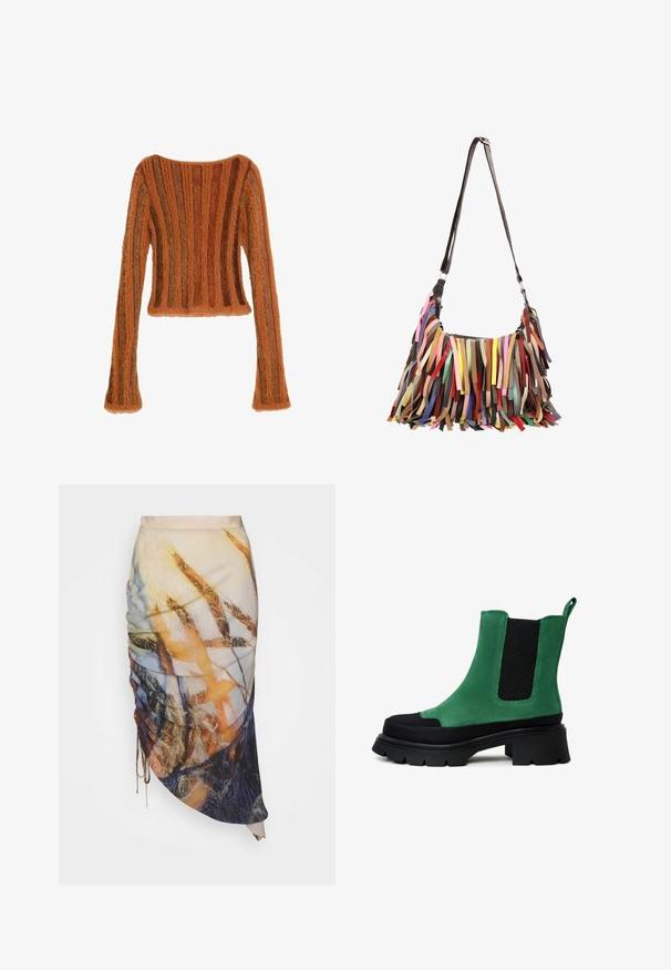 Langärmliger, flauschiger, kurz geschnittener Pullover mit vertikalen Streifen in Brauntönen und Orange auf weißem Hintergrund.; Materiel DIAGONAL GATHERED SKIRT - Bleistiftrock - golden hour; Grüne Wildleder-Ankle-Boots mit schwarzen elastischen Seiteneinsätzen und dicker, profiliertem Sohle. Verfügt über eine Schlaufe hinten für einfaches Anziehen.; Schultertasche mit langem dunklem Riemen und bunten Lederfransen, die den Körper in verschiedenen Schattierungen und Farbtönen bedecken.