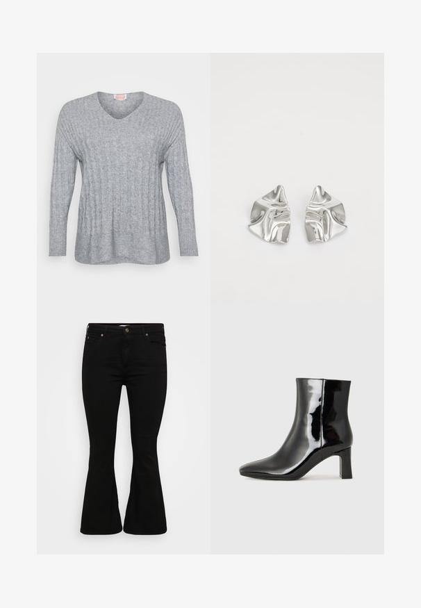 Pull en tricot gris avec un col en V, des poignets côtelés et un design texturé avec des lignes verticales et une coupe légèrement ample.; Jeans évasés noirs en mélange de coton extensible, dotés d'un design classique à cinq poches et d'accents en métal doré à l'avant.; Bottines en cuir verni noir avec un bout pointu et un talon block de hauteur moyenne. Texture lisse et design minimaliste.; Boucles d'oreilles en métal argenté avec un design ondulé et sculptural, présentant une finition polie et des formes irrégulières, mettant en valeur une esthétique contemporaine.