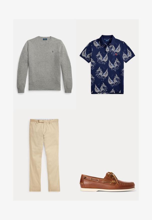Grijze gebreide trui met lange mouwen, geribbelde manchetten en zoom, met een klein geborduurd logo op de linkerborst. Klassiek rondhals ontwerp.; Marineblauw poloshirt met witte en lichtblauwe zeilbootpatronen en een rood geborduurd logo op de borst.; Beige broek met rechte pijpen, ceintuurlussen en een voorrits, plat gelegd tegen een witte achtergrond.; Bruine leren bootschoen met witte zool, veter gestrikt bovenaan en metalen veterogen langs de zijkanten en voorste stiksels.