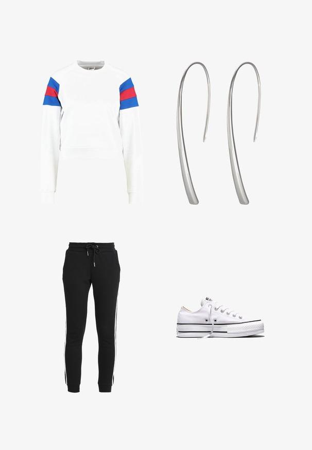 Witte cropped sweatshirt met lange mouwen, voorzien van blauwe en rode horizontale strepen op de schouders, gemaakt van zachte stof met geribbelde manchetten.; Zwarte joggingsbroek van zacht materiaal met een taps toelopende pasvorm, voorzien van een trekkoord in de taille en witte zijstrepen. Inclusief zakken.; Witte lage canvas sneaker met witte veters, zwarte strepen op de zool en een rubberen, getextureerde neuskap, zijaanzicht op een witte achtergrond.; Lange zilveren druppelohrringen met een slank, langwerpig ontwerp en een gladde, gepolijste afwerking. Kenmerken een minimalistische gebogen vorm.