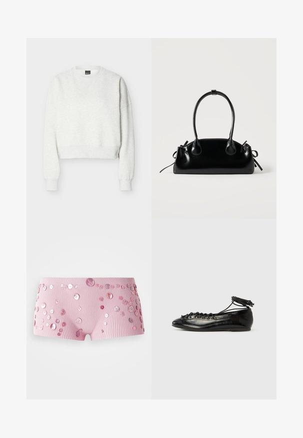 Lysegrå cropped sweatshirt med rund hals, lange ærmer og ribstrikkede manchetter og kant.; Lyserøde ribbede shorts prydet med forskellige størrelser af skinnende lyserøde knapper spredt over stoffet.; Sorte balletflade sko i laklæder med rundet tå, snørelukning og flad sål. Glat tekstur med få detaljer.; Lille sort blank håndtaske med to lange håndtag og snøre-detaljer i siden på en ensfarvet lys baggrund.