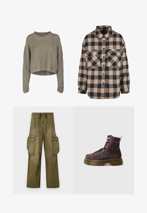 Olijfgroen geknipte gebreide trui met een textuurpatroon, ronde halslijn en lange mouwen. Dikke ribbels aan de zoom en manchetten.; Geruite flanellen shirt in beige en donkergrijs. Heeft een knoopsluiting aan de voorkant, twee borstzakken en een omgeslagen kraag. Losse pasvorm.; Olijfgroene cargobroek met een relaxte pasvorm, elastische tailleband, trekkoord, twee zijzakken en twee grote cargozakken. Licht verouderd.; Bruine leren enkelboot met een gestructureerd oppervlak, zilveren ogen en gele stiksels. Voorzien van een stevige doorzichtige zool en een trekband.