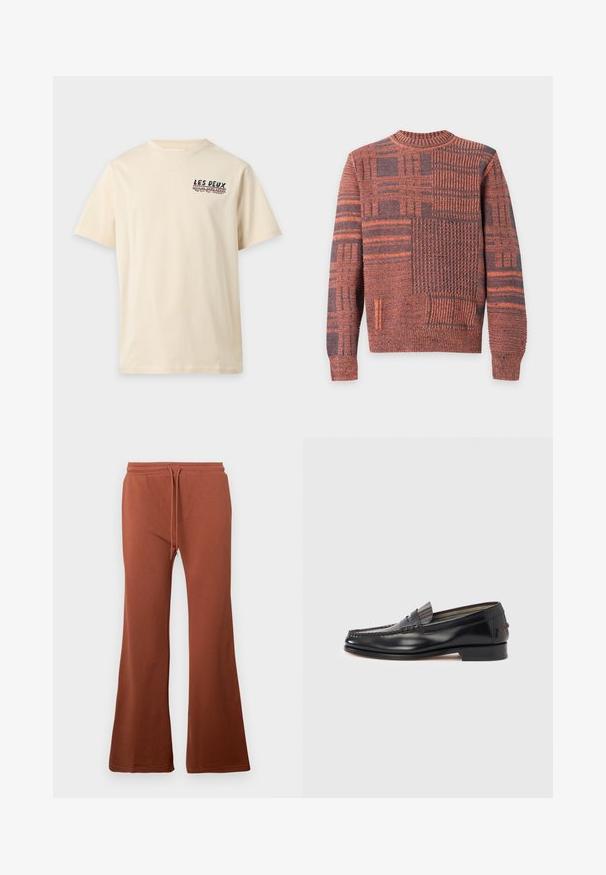 Pull en maille à manches longues avec motifs patchwork orange et gris foncé, col, poignets et ourlet côtelés.; T-shirt beige à manches courtes avec col rond et petit texte noir et rouge indiquant "LES DEUX OFFICIAL HOME COURT" sur la partie supérieure gauche de la poitrine.; Pantalons en molleton brun, évasés et réalisés en tissu doux. Dotés d'une taille élastique avec un cordon de serrage et d'une texture lisse. Sans motifs visibles.; Mocassins en cuir noir avec un design de style mocassin, présentant une bande décorative et un détail de couture sur le dessus. Talon bloc bas.