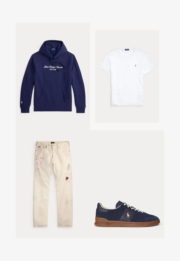 Marineblaue Kapuzenjacke mit Fronttasche, Kordelzug an der Kapuze und weißem Polo Ralph Lauren New York Schriftzug auf der Brust.; Weißes T-Shirt mit Rundhalsausschnitt und kurzen Ärmeln, mit kleinem gesticktem Polo Ralph Lauren Logo auf der linken Brust und blauem Markenetikett innen am Kragen.; Beige Hose mit Fronttaschen und Gürtelschlaufen, versehen mit verblassten roten und schwarzen grafischen Drucken und Textdesigns auf beiden Beinen.; Marineblaue Low-Top-Sneaker mit weißen Schnürsenkeln, brauner Sohle und Polo-Spieler-Logo an der Seite, von links betrachtet.