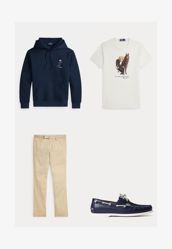 Marineblå hættetrøje med forlomme, snoretræk og lille broderet skiløbergrafik samt "POLO"-tekst på brystet.; Hvid t-shirt med rund hals med en grafik af en bjørn i smoking, der står ved siden af en brun hest, med teksten Polo Bear af Ralph Lauren nedenfor.; Beige bukser med lige ben, bæltestropper og frontlynlås, lagt fladt mod en hvid baggrund.; Flåden blå læder bådsko med hvide snørebånd og syninger, med hvid gummisål og metaløjer på en lyse baggrund.