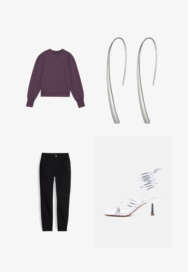 Paars lange mouw pullover met een ronde halslijn, elastische manchetten en subtiele geplooide schouderdetails. Zachte, gestructureerde stof.; Zwarte slim-fit spijkerbroek met knopen en rits aan de voorkant, vijf zakken en ceintuurlussen, plat gelegd op een witte achtergrond.; Zilveren sandaal met hoge hakken en fijne bandjes die over de tenen kruisen en een spiraalvormige wikkel rond de enkel, op een witte achtergrond.; Lange zilveren druppelohrringen met een slank, langwerpig ontwerp en een gladde, gepolijste afwerking. Kenmerken een minimalistische gebogen vorm.