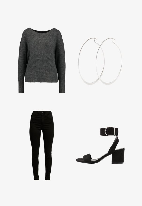 Dunkelgrauer Pullover aus einem weichen, strukturierten Stoff. Besitzt einen weiten Ausschnitt und lange, gerippte Ärmel mit einer lockeren Passform.; Schwarze hochgeschnittene Skinny-Jeans aus Denim mit leichtem Stretch, ausgestattet mit einem Reißverschluss, einem einzelnen Knopfverschluss und einem Fünf-Taschen-Design.; Schwarze Wildleder-Absatzsandale mit einem Knöchelriemen, silberner Schnalle, offenen Zehen und Blockabsatz. Flache Sohle und minimalistischer Stil.; Silberne Creolen mit einem dünnen, glatten Design; länglich-ovale Form; polierte Oberfläche; ausgestattet mit einem sicheren Hakenverschluss.