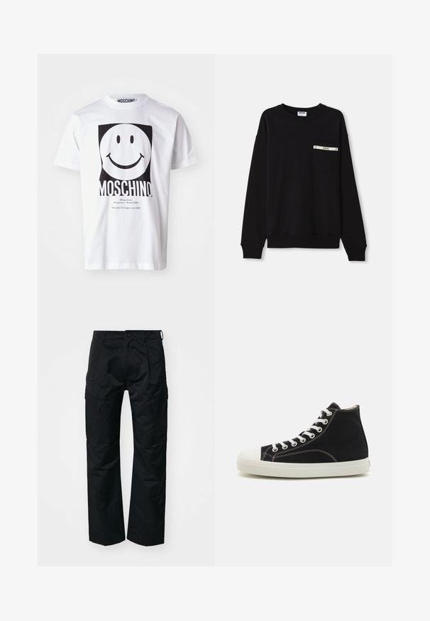 Sort sweatshirt med lange ærmer, ribbede manchetter, rund halsudskæring og en frontlomme med sølvdetalje og logo.; Hvid bomulds T-shirt med et stort sort smiley-ansigt grafik, med "MOSCHINO" trykt nedenfor og arrangementsdetaljer i mindre tekst.; Sorte cargo-bukser med en glat tekstur, der har sidelommer, en knaplukning og et afslappet fit design.; Sorte højtop sneakers lavet af canvas med hvid gummisål og tåhætte. Har hvide snørebånd og kontrastsyet detaljer.
