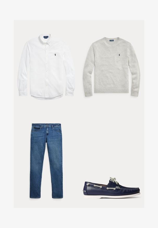 Svetlosivý pletený sveter s dlhými rukávmi, okrúhlym výstrihom a malým tmavomodrým vyšívaným logom Ralph Lauren Polo na ľavej strane hrudníka.; Biela košeľa s dlhým rukávom na gombíky, golierom na gombíky a malým tmavým logom Polo Ralph Lauren na ľavej strane hrudníka.; Modré rifle z denimu s úzkym strihom, s prednými vreckami, očkami na opasok a zapínaním na gombík na bielom pozadí.; Tmavomodrá kožená topánka na loď s bielymi šnúrkami a švami, s bielou gumovou podrážkou a kovovými očkami na svetlom pozadí.
