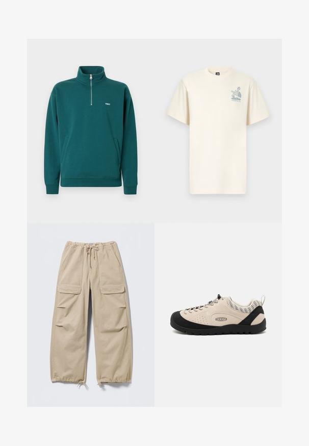 Tweekleurige, teal zip-up trui met een hoge kraag, voorkantzakken en wit logo "OBEY" op de borst. Zachte stof met een gestructureerde afwerking.; Roomkleurig katoenen T-shirt met korte mouwen, met een blauw grafisch logo van The North Face en de tekst "Yosemite, CA" op de borst.; Beige cargobroek met wijde pijpen, een trekkoord in taille en zoom, klepzakken op de dijen en zijzakken met een split.; Beige suède schoen met zwarte rubberen neuzen en zool, voorzien van een vetersluiting en ademende mesh accenten op de hiel.