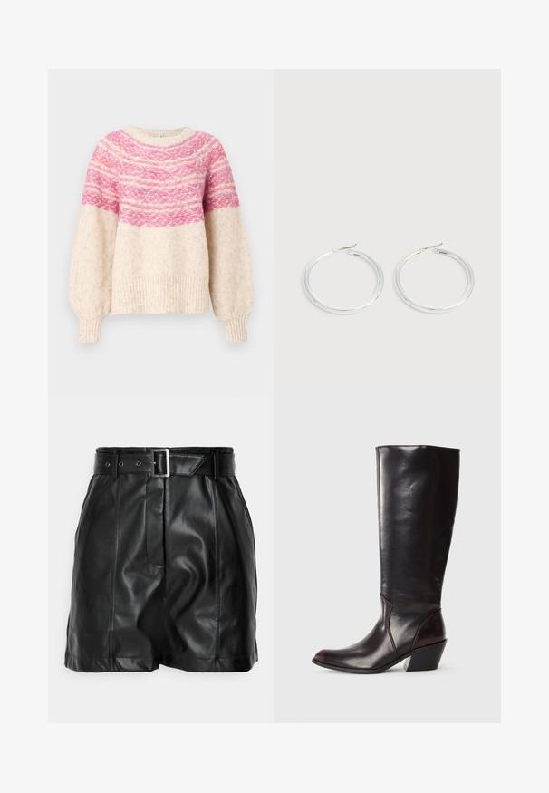 Gehaakte trui met een crèmekleurige basis, voorzien van een gradient roze patroon over de borst en wijd uitlopende mouwen. Geribbelde zoom en manchetten.; Zwarte leren shorts met een gladde textuur, hoge taille en een brede riem met een rechthoekige zilveren gesp. Geplooid ontwerp aan de voorkant.; Knielange, donkerbruine leren laars met een spitse neus, hoekige blokhak en een gladde, glanzende textuur. Heeft een strak ontwerp en stikdetails.; Een paar glanzende zilveren oorringen met dunne draadafsluitingen, getoond op een lichtgrijze achtergrond.
