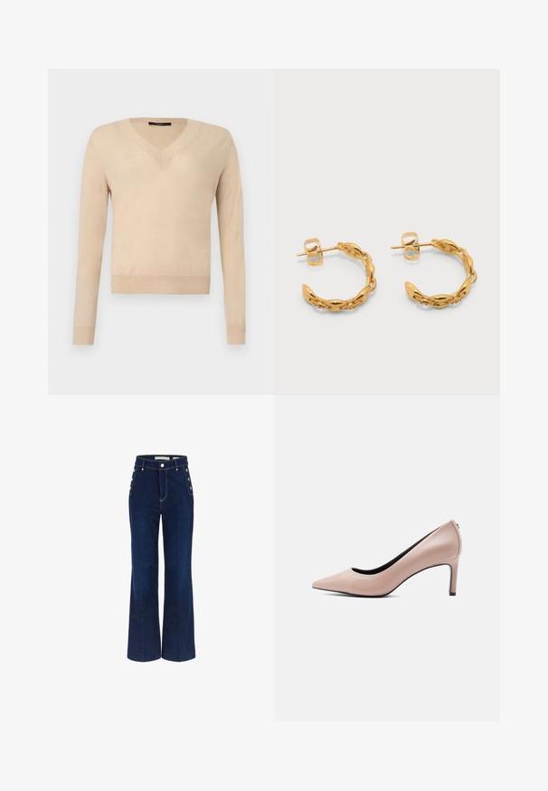 Beige langærmet V-hals sweater med ribbede ærmekanter og kant, ensfarvet strikstof, vist på hvid baggrund.; Mørkeblå bredbenede jeans med høj talje, der har knapdetaljer på siderne og en glat denimtekstur.; Beige spids-tå højhælet sko med en slank stilet-hæl på en ensfarvet hvid baggrund.; Par af små gyldne snoede hooped-øreringe med stifter og sommerfuglebeslag på en hvid baggrund.