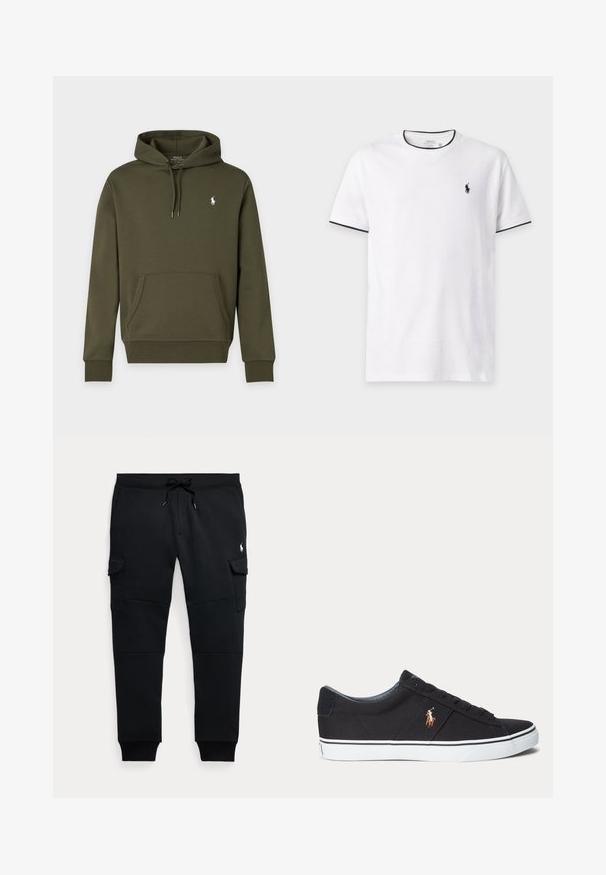 Donkergroene hoodie met voorzak en klein wit Polo Ralph Lauren-logo op de linkerborst.; Witte T-shirt met korte mouwen en zwarte bies op de kraag en mouwen, met een klein zwart Polo Ralph Lauren-logo op de linkerborst.; Zwarte cargo joggerbroek met trekkoord in de taille, zijzakken met klep, geribde boorden en een klein wit polo speler logo op het rechterdijbeen.; Zwarte lage sneaker met witte zool en gestikt polo-speler logo aan de zijkant, met veterluiting en textuurstof bovenwerk.