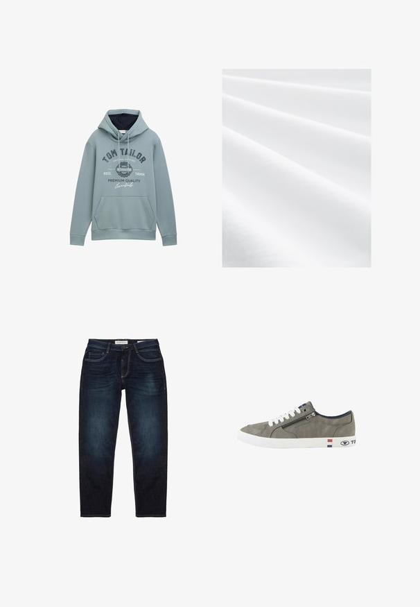 Lichtblauwe hoodie van zacht materiaal met een voorkrui pocket, verstelbare trekkoordcapuchon en bedrukte logotekst in marineblauw en wit.; Witte stof met een gladde textuur, met zachte plooien en een subtiele glans. Het materiaal lijkt lichtgewicht en veelzijdig voor verschillende toepassingen.; Donkerblauwe spijkerbroek met een standaard pasvorm, voorzien van een ritssluiting, vijf zakken en contrasterende gele stiksels. Over het algemeen een gladde textuur.; Grijze lage sneaker met witte veters, zijrits en witte zool met rood-wit-blauwe strepen en Tom Tailor branding.