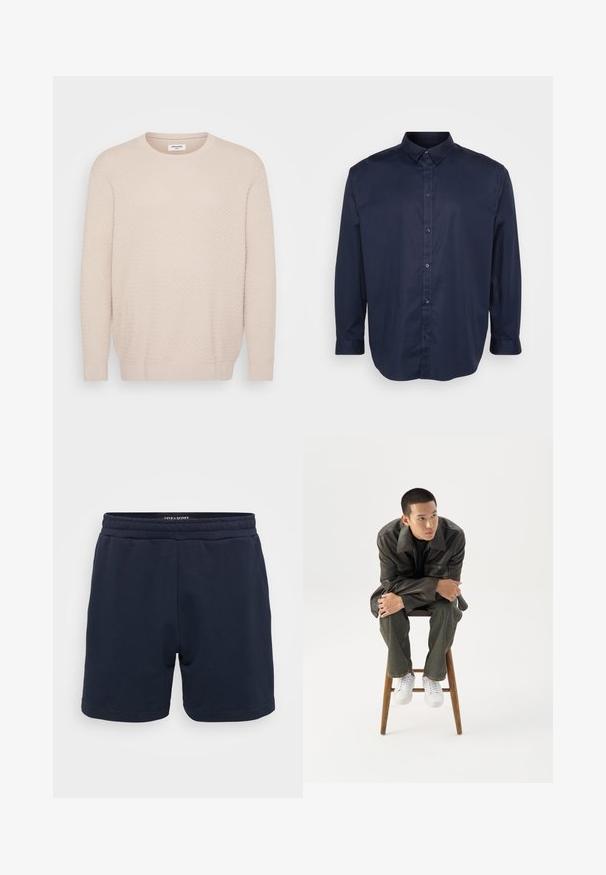 Helles beige Sweater mit strukturiertem Muster, runder Halslinie und langen Ärmeln. Gerippte Bündchen und Saum für einen figurschmeichelnden Abschluss. Weiches Material.; Dunkelblauses Langarmhemd aus glattem Stoff, mit spitzem Kragen, knöpfbarem Verschluss und abgerundetem Saum.; Marineblaue Baumwollshorts mit einem elastischen Bund, ausgestattet mit einer glatten Textur und genähten Säumen. Kleines Markenlogo an der Seite.; Junger Mann in dunkler Lederjacke und Jeans sitzt auf einem Holzstuhl, lehnt sich mit verschränkten Armen nach vorne und schaut seitlich vor weißem Hintergrund.