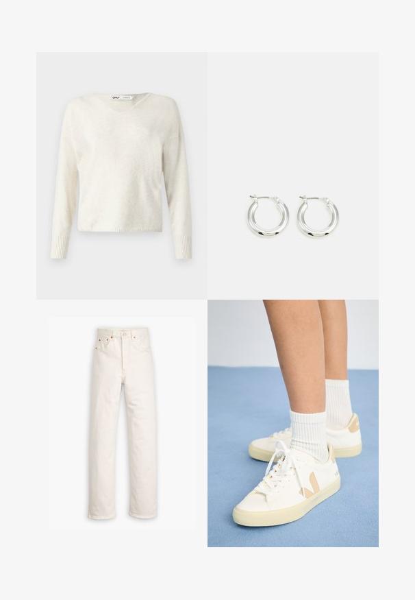 V-Ausschnitt Creme Pullover aus weichem Material, mit langen Ärmeln und gerippten Bündchen, im leicht verkürzten, lässigen Design.; Weiße Denim-Jeans mit geradem Bein, im Fünf-Taschen-Stil und mit kupferfarbenen Hardware-Details. Rohschnitt an den Knöcheln.; Weiße Sneaker mit braunen Akzenten, runder Spitze und weißen Schnürsenkeln. Getragen mit gerippten weißen Socken, vor einem hellblauen Hintergrund.; Silberne Creolen mit glänzender Oberfläche, die eine kreisrunde Form haben und mit einem schwenkbaren Verschluss ausgestattet sind. Glatte Textur mit minimalen Details.