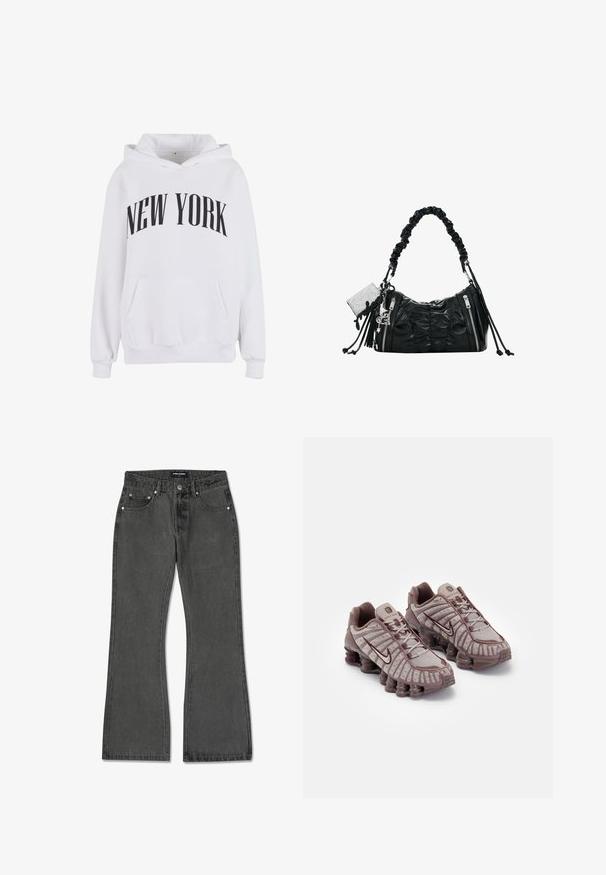 Hvid hættejakke med kengurulomme, prydet med "NEW YORK" trykt i sort hen over brystet i et buet design. Blødt, struktureret stof.; Sorte denim flared jeans med en tætsiddende talje, fem lommer, metalknap og nitter samt subtile slidmærker foran.; Nike Sportswear SHOX TL - Sneakers - pumice/night maroon/plum eclipse; Sort ruched håndtaske med skrumpet hank, to lodrette lynlåse, kvaster og sølvstjerne- og hjertevedhæng.