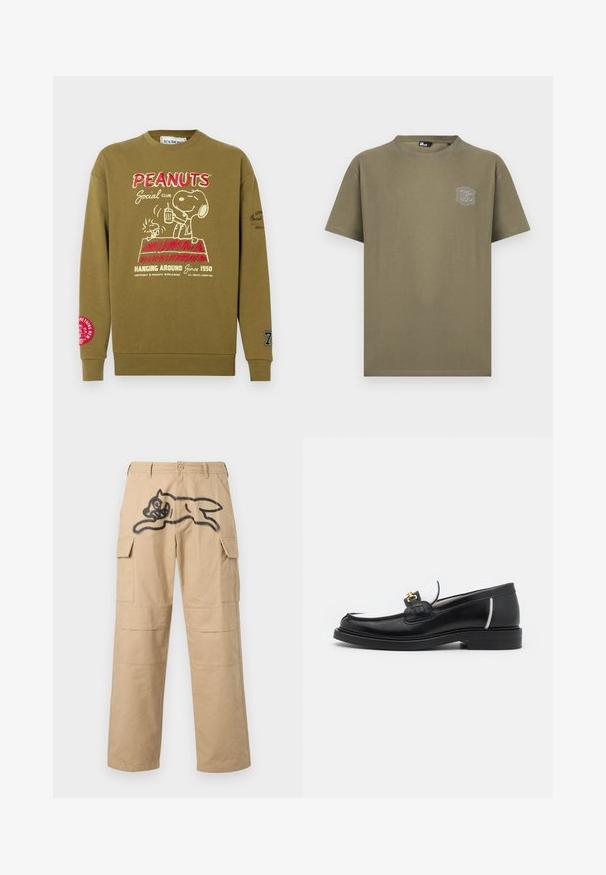 Olijfgroene sweatshirt met Snoopy-graphic, rode en witte tekst, geribbelde ronde hals en contrasterend rood logo op de linker mouw.; Olijfgroen T-shirt met korte mouwen, ronde hals en een klein geborduurd logo op de linkerborst.; Beige cargobroek met twee zijzakken, een losse pasvorm en een opvallende zwarte afbeelding van een springend figuur aan de voorkant.; Zwarte leren instapper met een ronde neus, witte accenten en gouden hardware op de wreef. Bevat een getextureerde patch en een gestapelde hak.