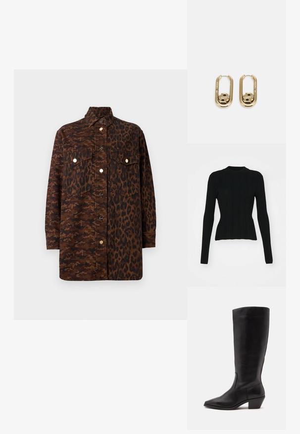 Sort ribbet langærmet sweater med høj hals og tætsiddende silhuet. Materialet ser strækbart ud med lodrette linjer. Kortere snit ved kanten.; Langærmet skjorte med knapper i en blanding af brun camouflage og leopardmønstre, med forlommer med klapper og guldfarvede knapper.; Sort læderstøvle til midtkalv med spids tå og lavt skråt hæl på en enkel lys baggrund.; BOSS DOUBLE B SWING - Øreringe - gold-coloured