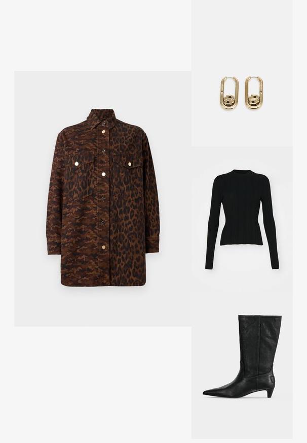 Pull noir à manches longues côtelé avec un col montant et une silhouette ajustée. Le matériau semble élastique avec des lignes verticales. Coupe plus courte au niveau de l'ourlet.; Chemise à manches longues boutonnée avec motifs mixtes camouflage marron et léopard, avec poches avant à rabat et boutons dorés.; Botte en cuir noire mi-mollet avec bout pointu et petit talon kitten, vue de côté sur fond gris.; BOSS DOUBLE B SWING - Boucles d'oreilles - gold-coloured