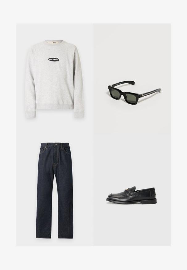 Grauer Pullover mit Raglanärmeln, gerippten Bündchen und Saum. Mit einem zentralen schwarzen "VOLTAIRE"-Logo in einem Oval. Weiche Textur.; Dunkelblaue Denim-Jeans mit geradem Bein, ausgestattet mit fünf Taschen, dezenten Nähten und einem Knopfverschluss am Bund.; Schwarze Lederloafers mit runder Zehenform, genähten Details und einem kleinen goldenen Akzent an der Vorderseite. Die Sohle ist flach und unauffällig.; Schwarze, rechteckige Sonnenbrille mit dicken Rahmen und dunklen Gläsern, die auf einer hellen Oberfläche liegt.