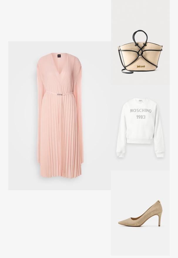 Witte crewneck sweater met lange mouwen, geribbelde manchetten en zoom, met "MOSCHINO 1983" in grijze sjabloonstijl tekst op de voorkant.; Plissé jurk van zachte roze stof met een diepe V-hals. Heeft lange mouwen en een cinched taille met een zilverkleurig riemdetail.; Beige puntige hoge hakken met een textuurstof bovenkant, een slanke hak en een subtiele glinsterende effect voor extra detail.; Beige geweven draagtas met zwarte leren biezen en handgrepen, voorzien van een decoratieve knoop en een gouden "Just Cavalli" logo aan de voorkant.