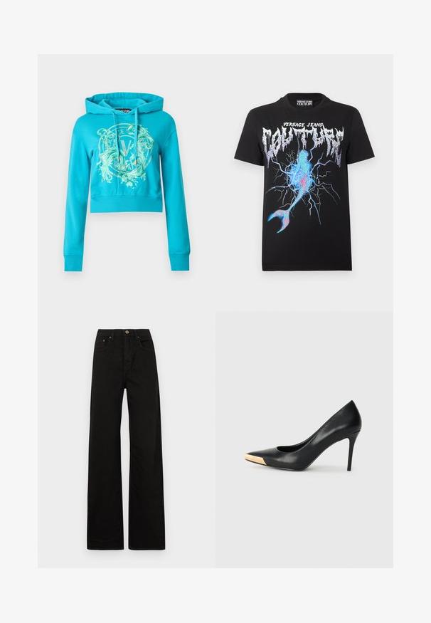 Türkisfarbener, kurz geschnittener Hoodie mit langen Ärmeln, Kapuze mit Kordelzug und dekorativem Grafiklogo in der Mitte der Brust.; Schwarzes Versace Jeans Couture T-Shirt mit metallischem Logo und blauem, pinkem Blitzgrafik, die eine rissige Oberfläche und einen Meerjungfrauenflosse ähnelt.; Schwarze weit geschnittene Jeans aus robustem Stoff. Mit einem Frontknopfverschluss, Gürtelschlaufen und zwei vorderen Taschen. Glatte, einheitliche Textur.; Schwarzer Leder-Pumps mit hohen Absätzen und spitzem Zehenbereich; verfügt über einen metallisch goldenen Akzent auf der Zehenkappe. Glatte Oberfläche mit einem eleganten Design.