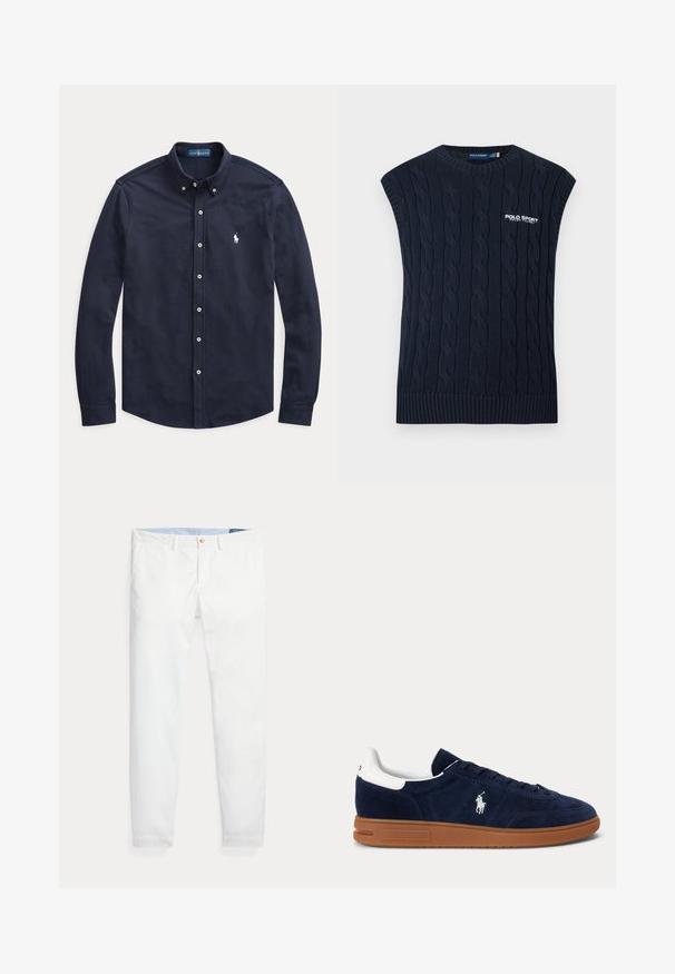 Marineblå kabelstrikket ærmeløs sweatervest med rund hals, ribkant og hvid Polo Sport Ralph Lauren-logo på brystet.; Marineblå langærmet skjorte med knapper, hvide knapper og lille hvidt broderet logo på venstre bryst.; Hvide bomuldschinos med slank pasform, med en enkelt guldknaplukning og lyseblåt inderliv. Glat tekstur uden mønstre.; Mørkeblå ruskindssneaker med hvid hælflap, broderet logo på siden, brun gummisål og sorte snørebånd.