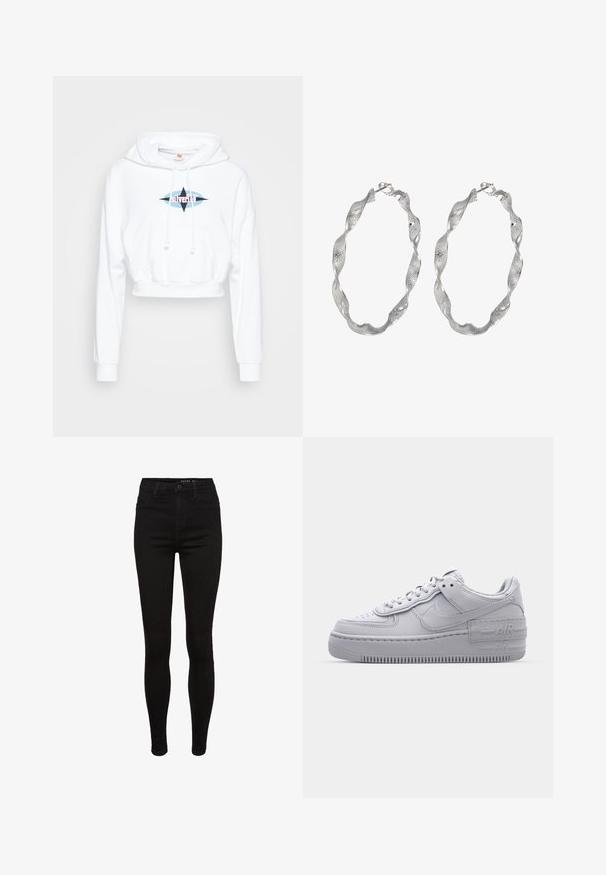 Biely skrátený hoodie s predným vreckom, sťahovacími šnúrkami a grafickým logom s modrými a ružovými prvkami na hrudi.; Čierne denimové skinny džínsy s vysokým pásom, dizajnom s piatimi vreckami, pútkami na opasok a jemnými švami. Hladká textúra, tesne priliehajúci strih.; Šedé tenisky Nike Air Force 1 s perforovanou špičkou, hladkým koženým zvrškom, hrubou podrážkou a embosovaným detailom 'AIR' na päte.; Strieborné kruhové náušnice so skrúteným dizajnom, s textúrovaným povrchom a bezpečným zapínaním. Ľahké a reflexné s elegantným povrchom.