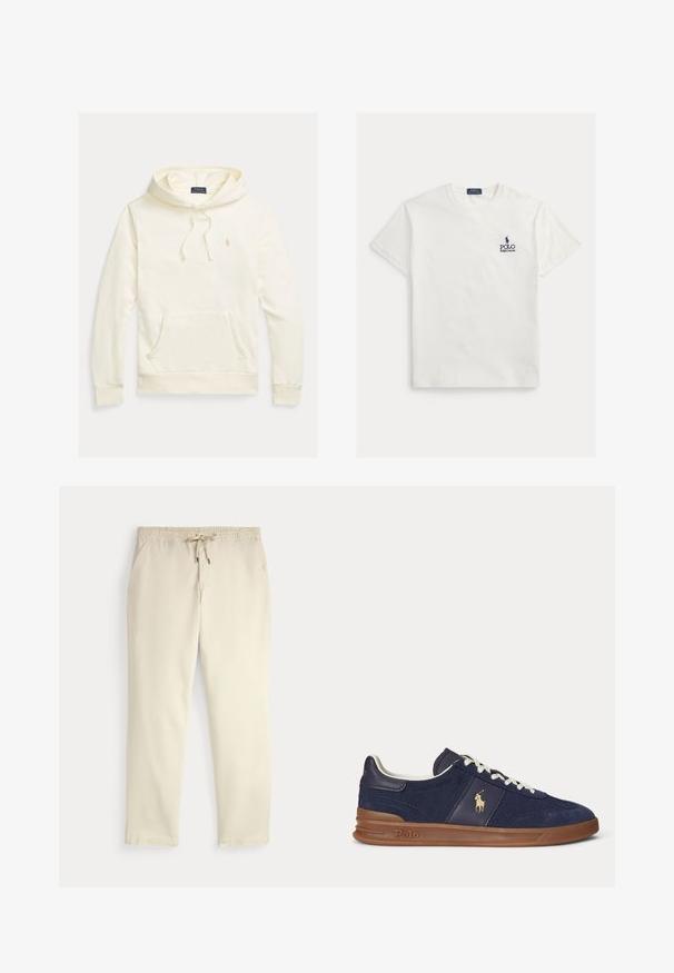Langærmet hættetrøje i cremefarve med frontlomme, snøretrækshætte og lille broderet Polo Ralph Lauren-logo på brystet.; Hvid bomulds-T-shirt med korte ærmer. Har en marineblå logo og tekst på venstre bryst. Klassisk rund halsdesign. Glat tekstur.; Off-white afslappede bukser med elastisk talje og snor, lige ben og sidelommer mod en ensfarvet baggrund.; Mørkeblå lavtopsneaker med hvide snørebånd, brun sål og Polo-spiller logo på siden, set fra venstre.