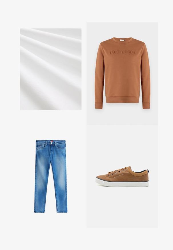 Bruine trui met lange mouwen en ronde hals met geperste tekst "TOM TAILOR 1962" over de borst, afgebeeld op een effen achtergrond.; Katoenen stof, witte kleur, zachte textuur met subtiele vouwen en plooien. Gelijke oppervlakte, licht reflecterend, zonder patronen of accenten.; Heren blauwe slim-fit jeans met een vervaagde wassing, knoopsluiting aan de voorkant, riemlussen en vijf zakken, waaronder een klein logoplakje op de voorzak.; Bruine leren sneakers met een ronde neus, witte zool en marineblauwe accenten. Voorzien van metalen oogjes en een gestructureerde kraag.