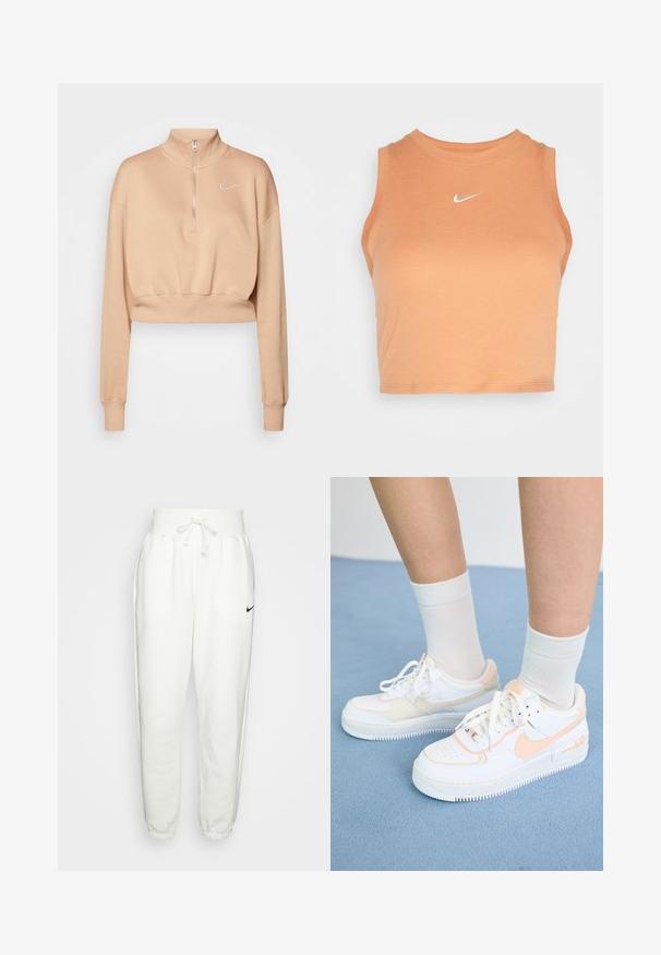 Nike Sportswear Sweatshirt - hemp/sail; Nike Sportswear TANK - Top - amber brown/sail; Hvide sweatpants lavet af et blødt stof, med elastisk talje med snøre, sidelommer og et sort Nike-logo på venstre lår.; Hvide sneakers med ferskenfarvede detaljer, glat læderoverdel, perforeret tå, struktureret sål og snørebånd. Båret med hvide ankelstrømper på en blå overflade.