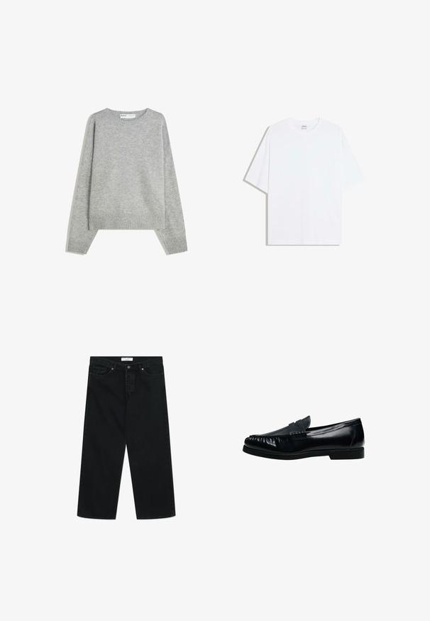 Grijze gebreide trui met een ronde halslijn, geribbelde manchetten en zoom, met een relaxed fit en een zachte textuur.; Wit oversized katoenen T-shirt met een ronde hals en korte mouwen; gladde textuur, zonder zichtbare patronen of accenten.; Zwarte wijde jeans van denim stof, met een knoopsluiting aan de voorkant, riemlussen en zakken. Gladde textuur, minimalistisch ontwerp.; Zwarte leren heren penny loafer met gestikte moc toe en lage hak, zijaanzicht op witte achtergrond.