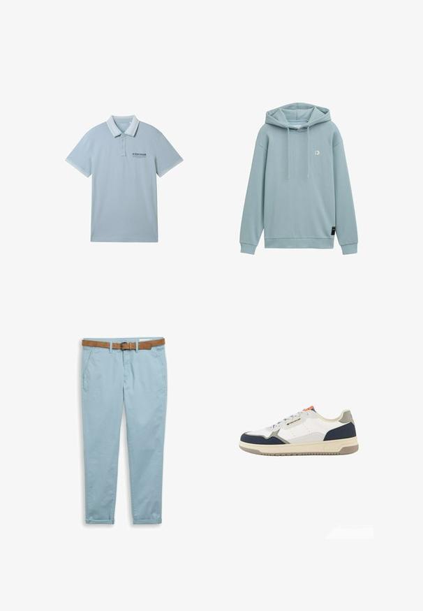 Lys blå hættetrøje med kængurulomme, snøre til hætten og et lille logo på brystet. Blødt stof med ribbede manchetter.; Lysblå polo-shirt i blødt stof, med kravehals, to-knap placket og kontrasterende hvid kant på ærmer og krave.; Lyseblå, tætsiddende bukser med opbuk ved kanten og sidelommer, kombineret med et tanfarvet læderbælte med en sølvspænde.; Lav-sko med hvide, grå, marineblå og orange paneler, beige sål, snørelukning og Tom Tailor-logo på siden.