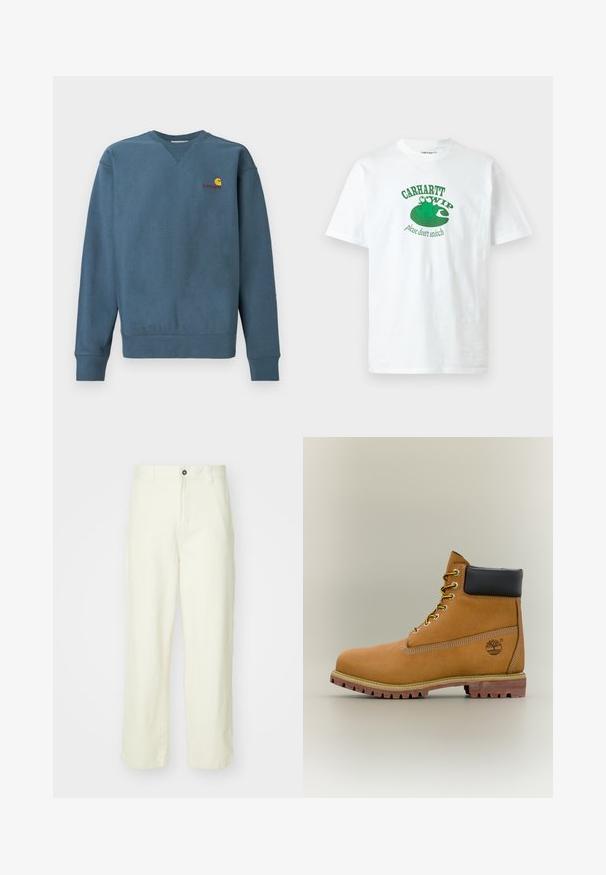 Blauwe katoenen trui met geribbelde manchetten en zoom, met een klein oranje Carhartt-logo geborduurd op de borst. Eenvoudig ontwerp, ronde hals.; Wit T-shirt met korte mouwen met een groene kikkerafbeelding zittend op een waterlelieblad en de tekst "Carhartt WIP please don't snitch" op de voorkant.; Lichtgele katoenen broeken met een rechte pijp, voorzien van een frontsluiting met knoop, ceintuurlussen en een schone, minimalistische uitstraling.; Bruine leren enkellaars met zwarte kraag, gele veters en een zandkleurige zool. Voorzien van een logo en witte stikseldetails. Robuuste loopzool met grip.