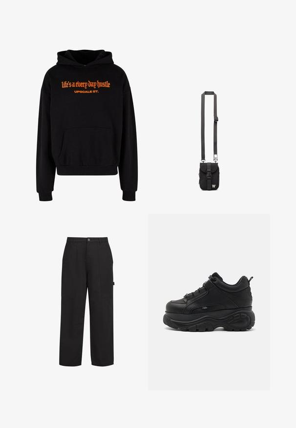 Sort pullover hoodie med stor frontlomme og elastiske manchetter. Funktioner orange tekst: "livet er en hverdagshustle" og "UPSCALE ST."; Sorte bomuldsbukser med afslappet pasform, der har to frontlommer, en lynlås foran og en synlig knap foran. Glat tekstur, lige ben-design.; Svarte lædersneakers med chunky såler, tykk gummisål, slankt design og teksturerede detaljer. Har snørebånd og en pull tab ved hælen.; Sort stof crossbody tas med justerbar skulderrem, frontklap og lynlåslomme. Udstyret med mærkehardware og en kompakt rektangulær form.