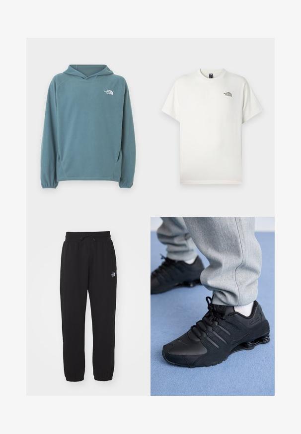 Blå fleecetrøje med kængurulomme, snøre i hætten og elastiske manchetter. Har hvidt logo på brystet. Glat tekstur.; Hvid bomuld T-shirt med korte ærmer, rund hals og et lille, trykt logo på venstre bryst. Glat tekstur, afslappet pasform.; Sorte sweatpants lavet af blødt stof, med en elastisk talje med snor, manchetter ved anklerne og et lille logo på det øverste lår.; Person iført sorte Nike Shox sneakers og grå joggingbukser, der står på lyseblåt tæppe.