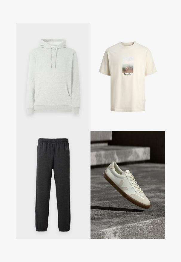 Lichtgrijze hoodie met een trekkoordkap, voorzak, ribgebreide manchetten en zoom, met een subtiele logo-embossing op de borst.; Crèmekleurig T-shirt met een afbeelding van een houten steiger met uitzicht op rustig water en de tekst "Originals Studio" onder de afbeelding.; Grijze sweatpants van zacht materiaal, met een elastische tailleband en taps toelopende benen met elastische boorden. Subtiele logo-detail op een been.; Witte leren sneakers met een bruine rubberen zool, platte veters en een V-vormig accent aan de zijkant. Ze hebben een glad oppervlak en minimale stikdetails.