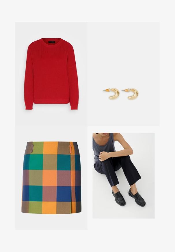 Rød strikket sweater med rund hals, ribbet tekstur og let oversized ærmer. Har en lige søm og slidstærkt stof.; Multifarvet nederdel med et iøjnefaldende ternet mønster med orange, grønne, blå og brune firkanter. Designet med lige snit og sidde accenter.; Sorte læderloafers med teksturerede detaljer, lav hæl, rund tå og synlige syninger. Modellen bærer mørke bukser og en grå top.; Guld halvmåneformede øreringe med en glat overflade, der har orange accenter nær stiften og sølv hardware.