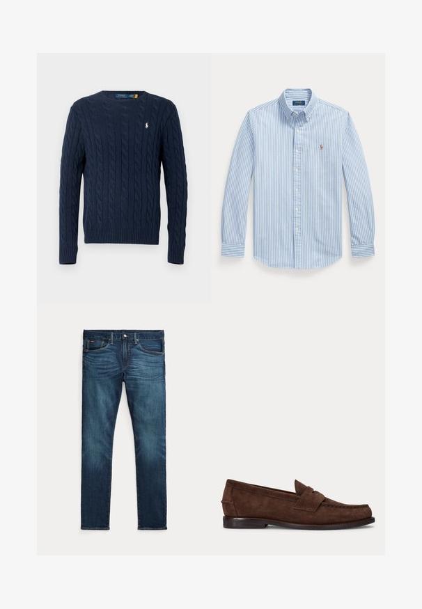 Marineblauer, kabelgestrickter Pullover mit langen Ärmeln und rundem Ausschnitt, mit kleinem weißem Polo Ralph Lauren-Logo auf der Brust.; Hellblaues langärmliges Hemd mit weißen vertikalen Streifen und kleinem besticktem Polo Ralph Lauren Logo auf der linken Brust.; Dunkelblaue Slim-Fit-Jeans mit vorderem Knopf und Reißverschluss, fünf Taschen sowie dezenter Verfärbung an den vorderen Oberschenkeln und Knien.; Brauner Wildleder-Pennyloafer mit niedrigem Absatz und sichtbarer Naht an Zehen-, Seiten- und Rückbereich, dargestellt auf hellem, einfarbigem Hintergrund.