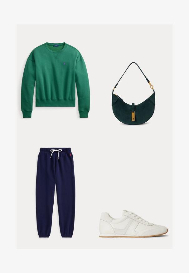 Grüner Crewneck-Pullover mit langen Ärmeln und kleinem lila besticktem Polo Ralph Lauren Logo auf der linken Brust.; Marineblaue Jogginghose mit weißem Kordelzug in der Taille und elastischen Bündchen, mit kleinem roten Logo nahe der linken Tasche bestickt.; Weißer Sneaker mit niedrigem Schaft, Schnürung vorne, Velours- und Lederpaneelen sowie einer hellbraunen Gummisohle auf weißem Hintergrund.; Dunkelgrüne Wildleder-Schultertasche mit geschwungener Form, goldfarbenen Beschlägen und kurzem Riemen mit Verschlussdetails.