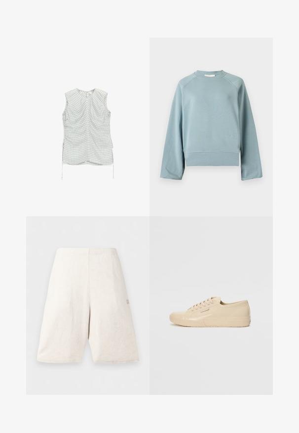 Sweat-shirt bleu clair à col rond avec manches raglan longues, ourlet et poignets côtelés, présenté sur un fond blanc uni.; Blouse sans manches avec un motif vichy bleu pâle et jaune, coutures froncées sur les côtés avec des liens ajustables, et une petite fermeture d'encolure à ouverture en forme de clé.; Shorts en éponge de couleur blanc cassé, longueur au genou, avec une taille élastique et un petit logo discret sur la jambe droite.; Baskets beiges montantes avec une finition brillante, dotées d'une semelle en caoutchouc texturée, d'un bout rond et de six œillets pour les lacets.