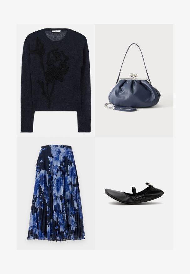 Navyblauwe trui van zacht garen met een gemarmerd zwart bloemenborduurwerk op de voorkant en een klassieke ronde hals.; Plisseerok in een donkerblauwe stof met een grote bloemenprint in diverse tinten blauw. Elastische tailleband voor comfort.; Zwarte gevouwen leren ballerina platte schoen met een enkele band en zilveren gesp op een effen lichte achtergrond.; Zachte navyblauwe leren handtas met zilveren sluiting, enkele schouderband en afneembare ketting polsband op witte achtergrond.