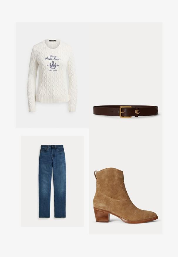Weißer Pullover mit Zopfmuster und navyblauem, aufgesticktem "Lauren Ralph Lauren"-Schriftzug, Wappen sowie der Aufschrift "Est. 1996 New York" auf der Vorderseite.; Straight-leg blaue Denim-Jeans mit fünf Taschen, Knopfverschluss und subtilen Verwaschungen an Oberschenkeln und Knien, flach auf weißem Hintergrund gelegt.; Brauner Wildleder-Stiefeletten mit niedrigem gestapeltem Holzabsatz und Zuglasche hinten auf schlichtem hellem Hintergrund.; Dunkelbrauner Ledergürtel mit goldener rechteckiger Schnalle und kleinem goldenen "RL" Logo nahe der Schnalle auf schlichtem hellem Hintergrund.